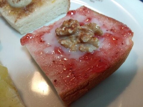 苺ジャムと胡桃と練乳のトースト